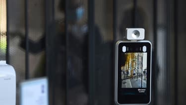 Un système de reconnaissance faciale et de contrôle de la température à l'entrée du Colisée, le 1er juin 2020 à Rome
