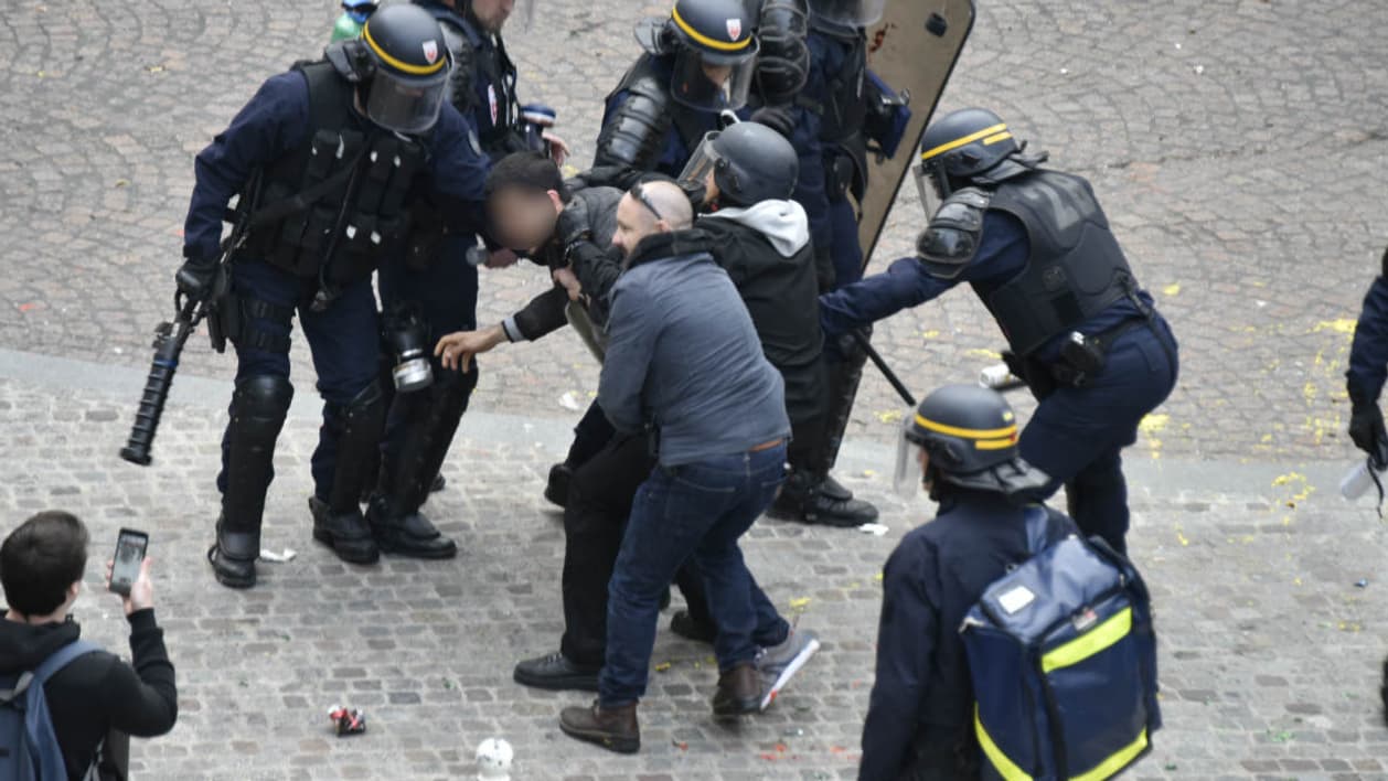 Alexandre Benalla et Vincent Crase au moment de la violente interpellation du jeune manifestant, place de la Contrescarpe le 1er mai.
