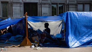 Plus de 250 personnes, principalement des familles ou des femmes seules avec enfants, occupent depuis une semaine le parvis de l'Hôtel de Ville de Paris (photo prise le 11 août 2025).