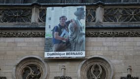 Un portrait de l'enseignant Dominique Bernard, tué dans un attentat islamiste, accroché sur la façade de la mairie d'Arras, le 19 octobre 2023 dans le Pas-de-Calais