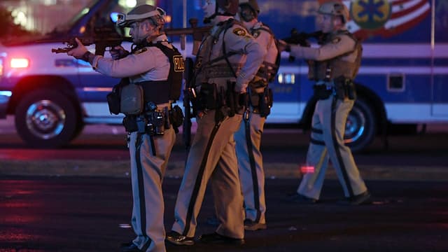 La police de Las Vegas quelques minutes après la fusillade qui a fait au moins 20 morts.