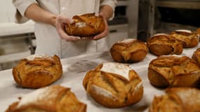 Un boulanger prépare du pain dans un supermarché de Villeneuve-la-Garenne, près de Paris, le 7 décembre 2016. 
