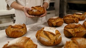 Un boulanger prépare du pain (image d'illustration)