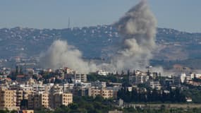 Une photo prise dans la ville de Tyr, au sud du Liban, montre de la fumée s'élevant du site d'une frappe aérienne israélienne qui a visé le village de Batouley, au sud du pays, le 11 octobre 2024.