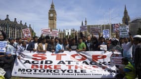 Des livreurs manifestent devant le Parlement, le 18 juillet 2017 à Londres, pour protester contre la multiplication des attaques à l'acide. 