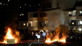 Des heurts ont éclaté ce jeudi soir sur un rond-point de la ville du Port à La Réunion.