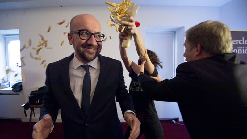 Le Premier ministre belge a gardé le sourire pendant qu'il se faisait entartrer aux frites-mayo.