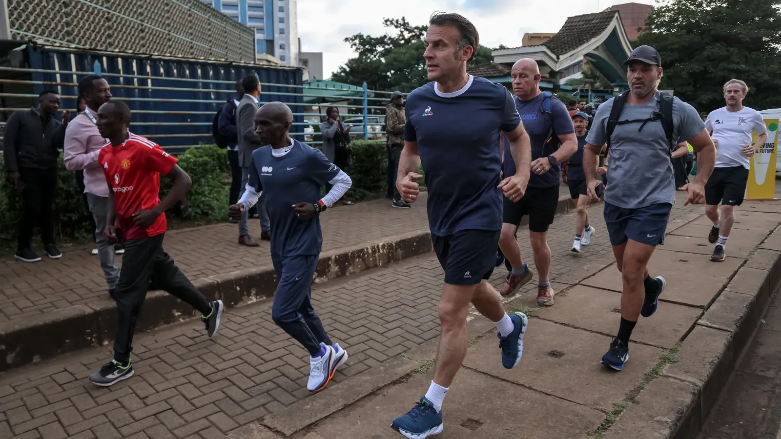 https://images.bfmtv.com/VAHISRGThh1MC9fi39ZCFvIVCwk=/0x107:2048x1259/1600x0/images/Emmanuel-Macron-court-avec-Eliud-Kipchoge-a-Nairobi-Kenya-le-11-mai-2026-2283858.webp