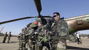 Militaires français près de Bamako, au Mali. Paris évoque pour la première fois un retrait de ses forces du Mali, quatre semaines après le début de l'opération Serval qui a permis de repousser les djihadistes dans le nord du pays. /Photo prise le 19 janvi