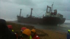 Le navire échoué à Erdeven. Cliché de Claire Andrieux@RMC prise au lever du jour ce vendredi.