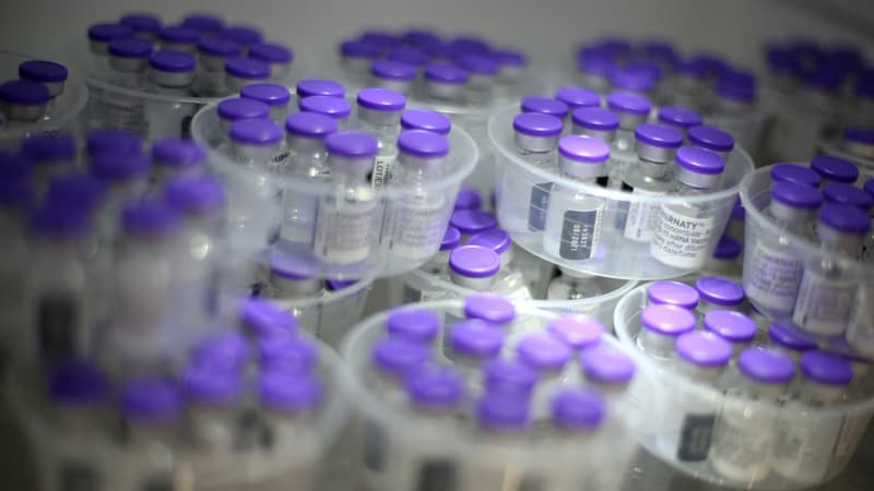 Des flacons du vaccin Pfizer-BioNtech stockés dans un centre de vaccination à Ajaccio, en Corse, jeudi 13 mai 2021