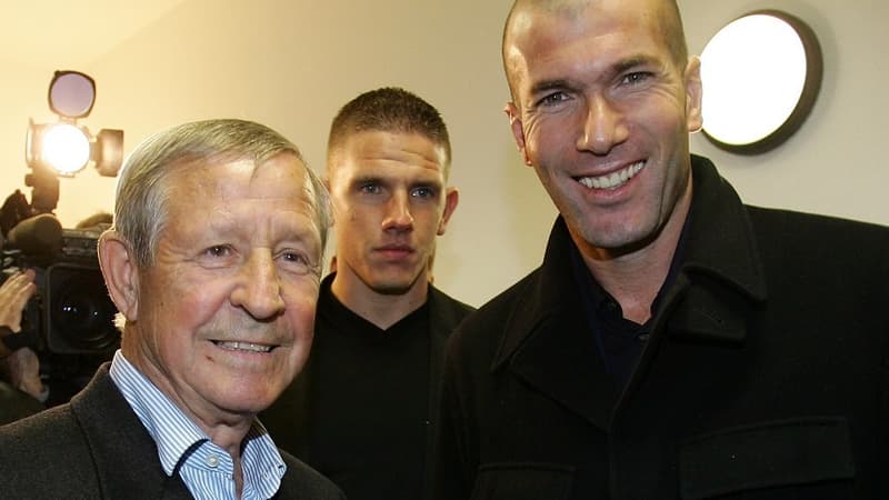 Raymond Kopa et Zinedine Zidane, en 2007, lors d'un événement caritatif à Colmar.