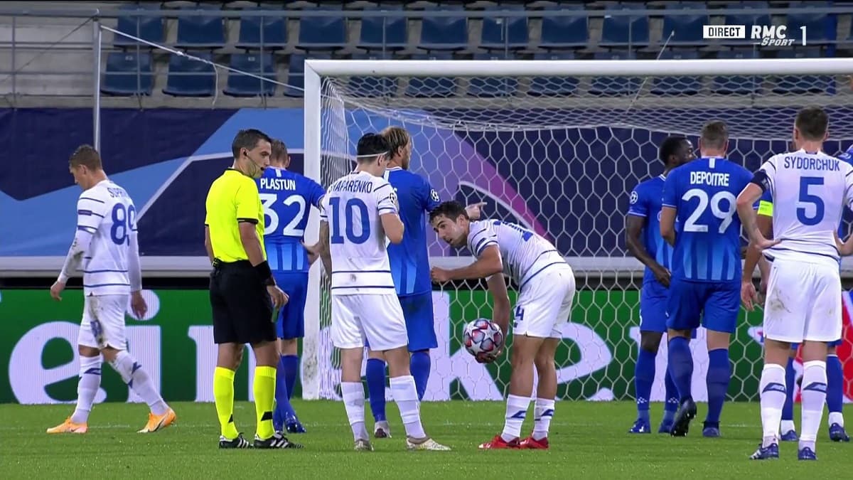 Ol Dynamo Kiev Sur Quelle Chaîne Dynamo Kiev: deux joueurs se font un pierre-feuille-ciseaux avant un
