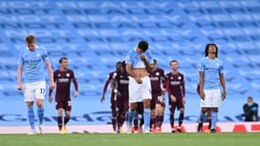 Les joueurs de Manchester City déçus après une défaite contre Leicester
