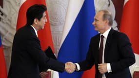 Le Premier ministre japonais Shinzo Abe et le Président russe Vladimir Poutine, le 29 avril 2013 à Moscou.