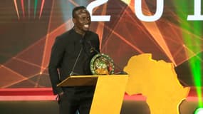 Sadio Mané avec le trophée