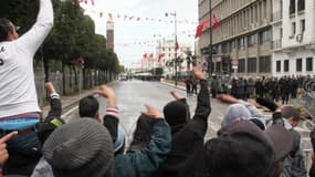 Les manifestants face aux forces de l'ordre avenue Bourguiba à Tunis, ce jeudi.