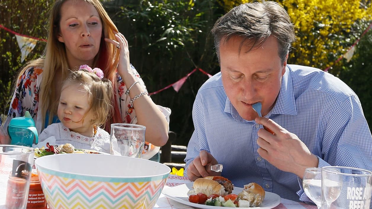 L'image du scandale: David Cameron mange son hot dog avec des couverts, devenant la risée du Royaume-Uni. L'image du scandale: David Cameron mange son hot dog avec des couverts, devenant la risée du Royaume-Uni.