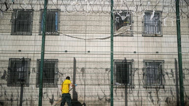 Un détenu balaie la cour de la prison de Seysses, à proximité de Toulouse, le 10 mai 2022 (photo d'illustration)