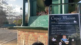 Véronique occupe un stand vendant crêpes et confiseries depuis presque 40 ans au Champ-de-Mars. Mais elle va devoir s'en aller le 15 janvier 2024 à cause des travaux pour les JO. 