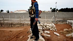 Un membre des YPG dans la ville syrienne de Ras Al-Aïn, près de la frontière turque, le 21 novembre 2013. (Photo d'illlustration)