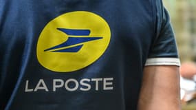 Un employé de La Poste porte un T-shirt arborant le logo de l'entreprise dans un bureau de poste de Lille, le 2 juin 2023 (photo d'illustration).