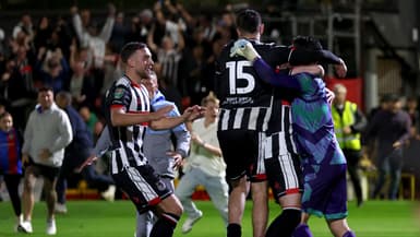 Christy Pym et ses coéquipiers de Grimsby Town, après la qualification contre Manchester United le 27 août 2025
