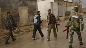 Combattants des forces loyales à Bachar al Assad, sur la route menant à l'aéroport d'Alep. L'Assemblée générale de l'Onu a adopté mercredi une résolution condamnant les forces fidèles au président syrien Bachar al Assad mais les pays membres ont affiché u