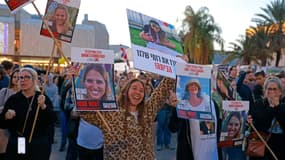 La foule réunie à Tel-Aviv, le dimanche 19 janvier 2025, se réjouit de la libération de trois otages israéliennes