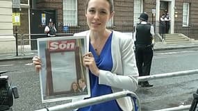 Tiffanie Osswalt, envoyée spéciale à Londres pour BFMTV, tenant le tbloid The Sun.