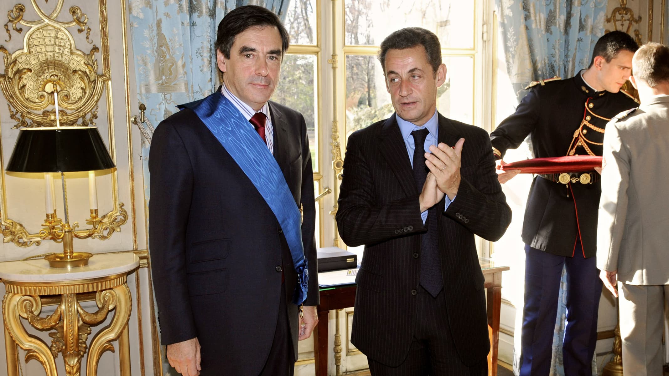 Nicolas Sarkozy remet la grand-croix de l'ordre national du Mérite à François Fillon, en novembre 2007.