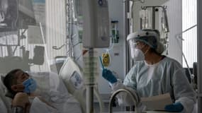 Une infirmière aide un jeune malade du Covid-19 à passer un appel vidéo à sa famille, à l'unité de soins intensifs de l'hôpital public El Tunal à Bogota, le 16 juin, 2020