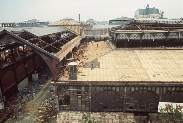 La démolition des pavillons conçus par Baltard. La démolition des pavillons conçus par Baltard.