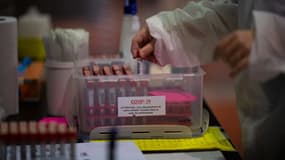 Evelyne, infirmière retraitée mobilisée pendant le covid, peut finalement cumuler salaire et pension de retraite.