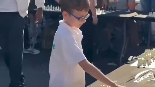 12 ADVERSAIRES SIMULTANÉS À SEULEMENT 9 ANS: LE PRODIGE FRANÇAIS DES ÉCHECS CRÉÉ LA SENSATION À MARSEILLE