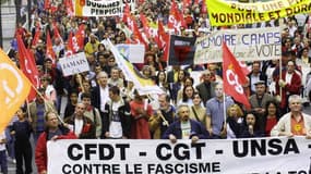 "L'union syndicale" contre Jean-Marie Le Pen et le FN, le 1er mai 2002.