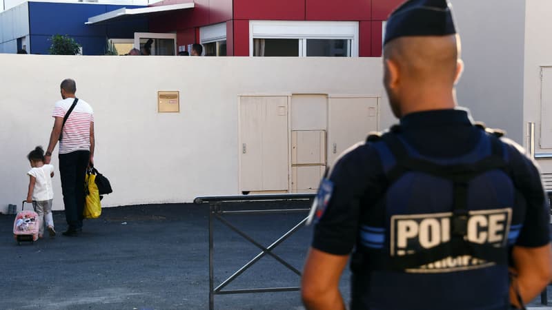 Un policier devant l'entrée d'une école marseillaise pour la rentrée 2016