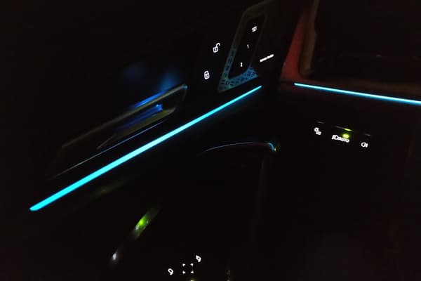 L'habitacle du BMW iX1 embarque des lumières créant une ambiance évolutive.