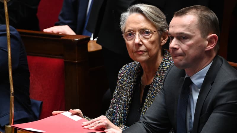 La Première ministre Élisabeth Borne et le ministre du Travail Olivier Dussopt, le 16 mars 2023 à l'Assemblée nationale (Paris).
