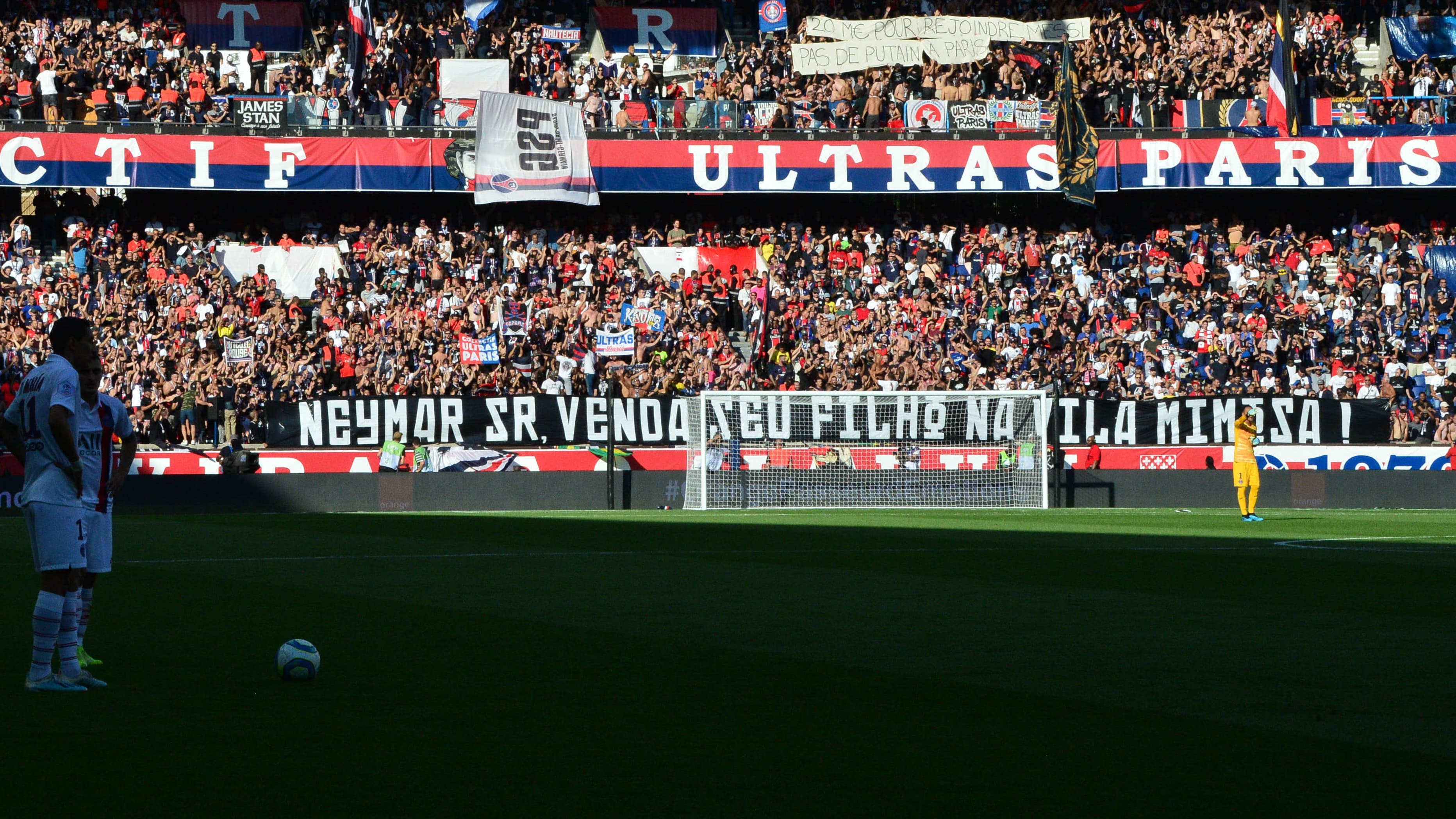 PSG-Strasbourg: Neymar et son père visés par des banderoles injurieuses