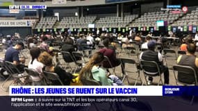 Lyon: les jeunes affluent dans les centres de vaccination 