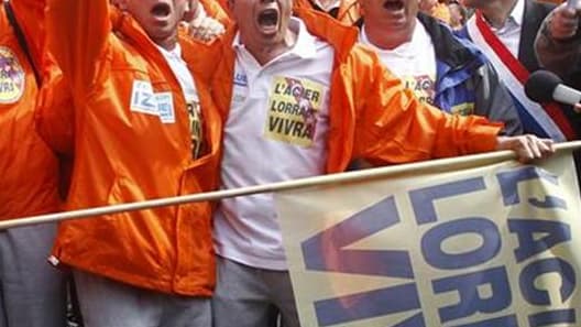 Lors d'une manifestation d'employés de l'usine ArcelorMittal de Florange, à Paris. L'intersyndicale d'ArcelorMittal, à Florange (Moselle), a repris mardi après-midi l'occupation des bureaux de la direction, au lendemain d'un déplacement au siège parisien