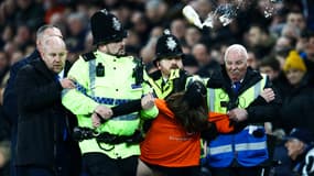 Un homme ayant pénétré sur un stade en Premier League