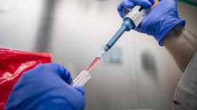Un échantillon du virus Covid-19 est isolé par un laborantin à Houston, aux États-Unis, le 13 août 2021