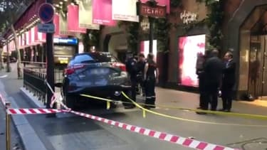 Une voiture s'encastre dans une bouche de métro