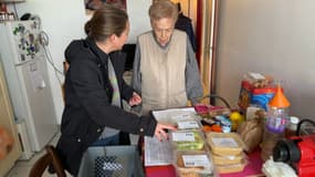 Anne Weixler livre des repas de Noël aux personnes âgées à Villeurbanne.