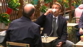 Emmanuel Macron et Jean Castex prennent un café en terrasse à Paris, le 19 mai 2021.