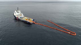 Le navire BSAA Argonaute en train d'installer un barrage anti-pollution dans la zone où a coulé le cargo italien Grande America, le 19 mars 2019.