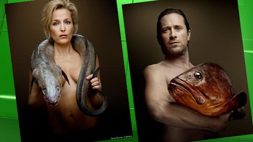 Gillian Anderson (l'actrice interprétant Scully dans X-Files) et Thomas Dutronc posent avec un poisson pour luttre contre la surpêche et lapêche dans les eaux profondes.