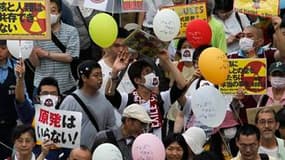 Plusieurs milliers de militants antinucléaires ont défilé samedi à Tokyo, trois mois jour pour jour après le séisme et le tsunami à l'origine de la catastrophe de Fukushima. /Photo prise le 11 juin 2011/REUTERS/Yuriko Nakao